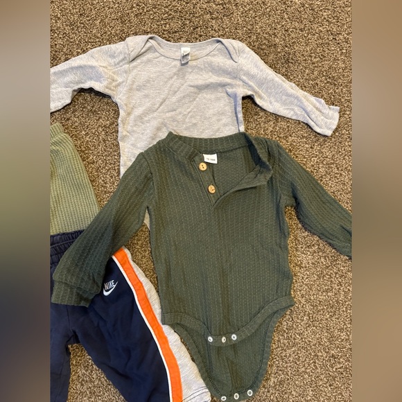 Bundle of 18 months clothes pants and onesies - Picture 2 of 3